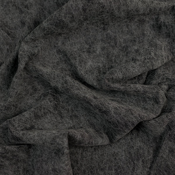 Szürke márványos szintetikus szövet vasalható ragasztóval, szélesség 130 cm, 100% poliészter