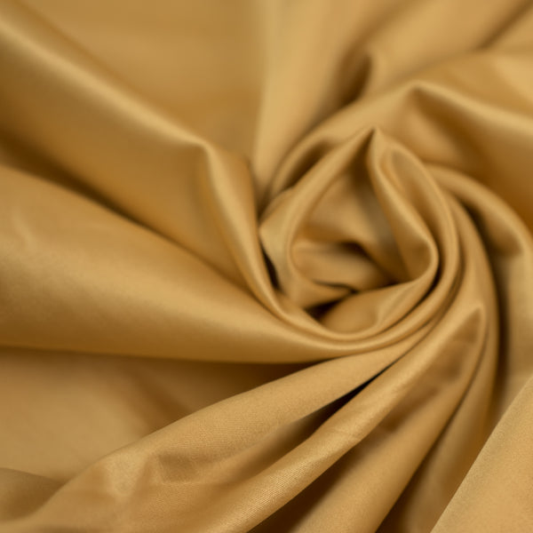 Könnyű, karamell színű, rugalmas szatén, szélesség 150 cm, 95% poliészter, 5% elasztán
