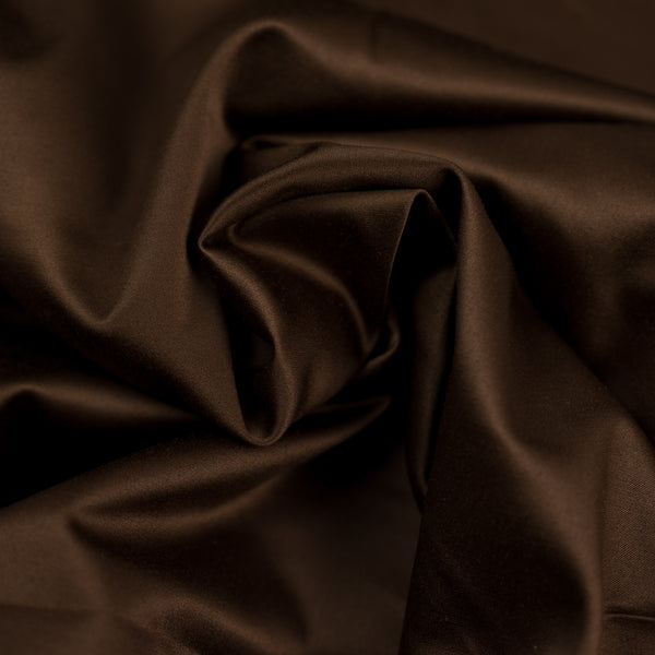 Könnyű, rugalmas szatén csokoládébarna színben, szélesség 150 cm, 95% poliészter, 5% elasztán