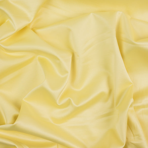 Enyhén rugalmas, vanília színű szatén, szélesség 150 cm, 95% poliészter, 5% elasztán